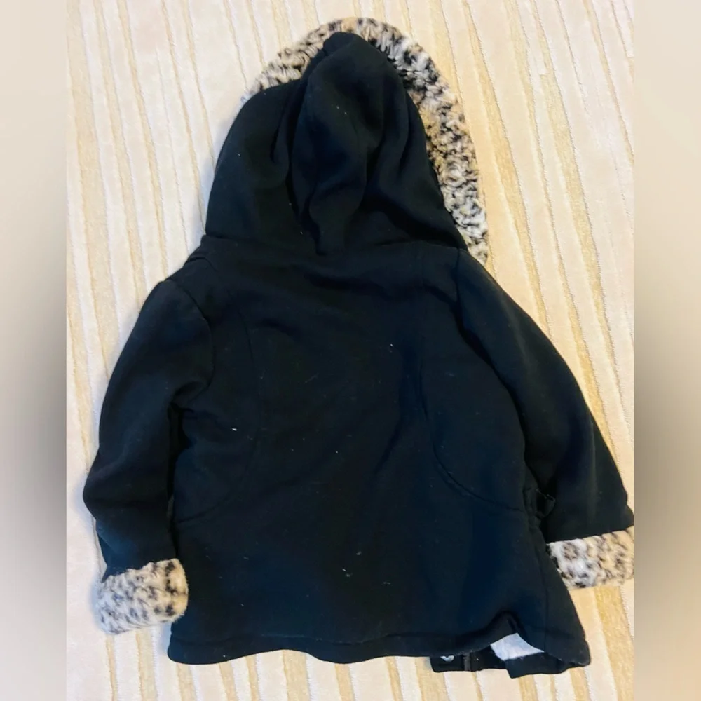 Adorable girl size 4 black coat with leopard faux fur trim on good condition